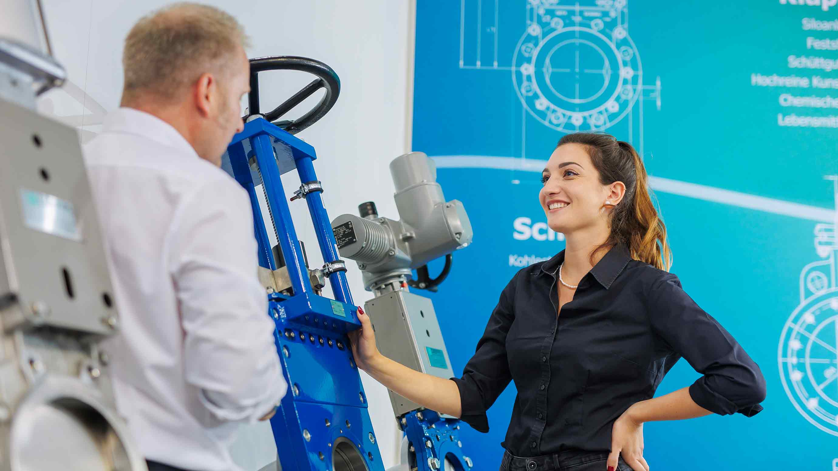 Conversation between exhibitor and visitor about the exhibits on display